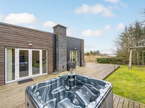 Holiday home with terrace & jacuzzi - Image 4