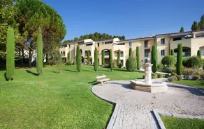 Flat with terrace, pool & garden - Image 5