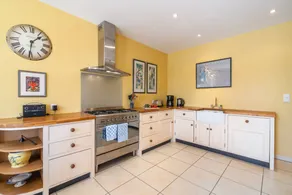 Fully equipped villa with garden, BBQ & private pool - Image 4