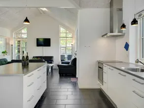 Family-friendly holiday home with terrace, sauna & private pool - Image 3