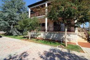 Flat with pool, terrace & garden - Image 4