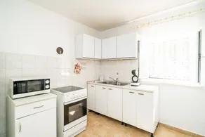 Holiday apartment with garden, terrace & barbeque - Image 4