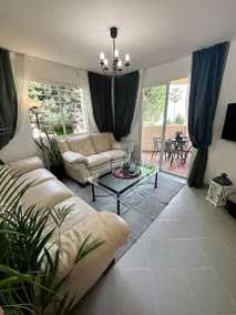 Appartement de vacances avec terrasse, piscine et jardin | Vue jardin | Idéal pour le télétravail - Image 5