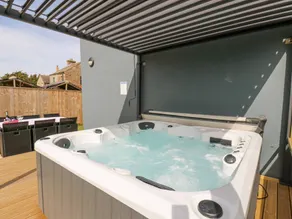 Cottage with jacuzzi & garden - Image 3