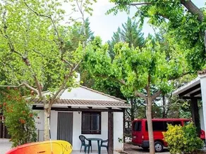 Bungalow with terrace & pool - Image 4