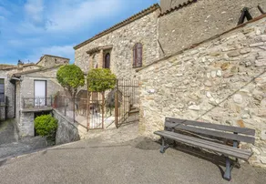 Holiday home with terrace & garden - Image 3