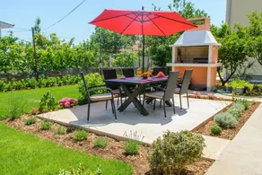 Holiday home with garden & terrace - Image 2