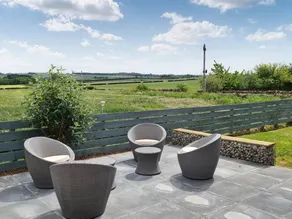 Cottage with barbecue & garden | River view - Image 2