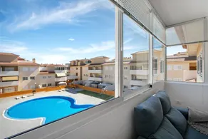 Appartement de vacances avec piscine, internet haut débit et terrasse | Vue ville - Image 4