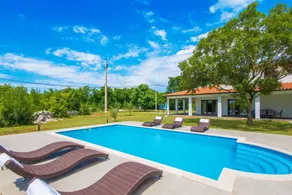 Children-friendly spacious letting with BBQ, garden & pool | Pool view | Pets are welcome - Image 5