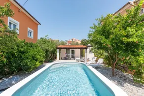 Child-friendly house with pool - Image 3