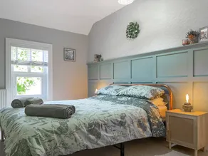 Cottage with garden | River view - Image 2