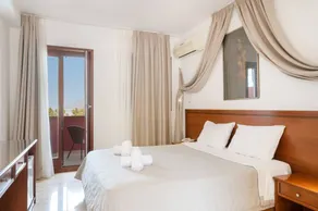 Chambre chez l'habitant adaptée aux familles avec terrasse, piscine et jardin | Vue montagne | Avec animaux bienvenus - Image 3