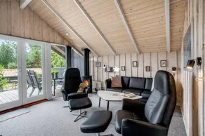 Fully equipped holiday home with sauna, terrace & jacuzzi - Image 5