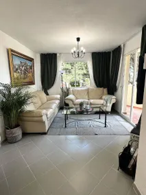 Appartement de vacances avec terrasse, piscine et jardin | Vue jardin | Idéal pour le télétravail - Image 4