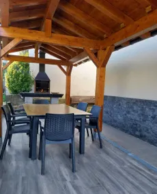 Casa con barbecue, giardino e terrazza | Vista sul giardino - Image 4
