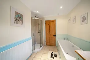 Cozy 3-bedroom house, perfect for families or friends exploring "The Heart of the Cotswolds". - Image 2