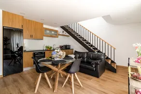 Weiträumiges Ferienhaus mit Terrasse, Pool und Grill | Bergblick | Ideal für Homeoffice | Haustierfreundlich - Image 2