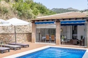 Ferienhaus mit Pool, Terrasse und Grill | Bergblick - Image 2