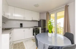 Apartment with barbecue | Garden view - Image 4