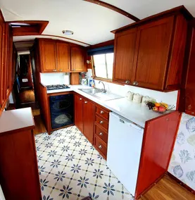 Spacious Narrow Boat Cruiser with Wood Burning Stove and TV, Perfect for a Weekend Floating on the Canals of Tring, England - Image 4