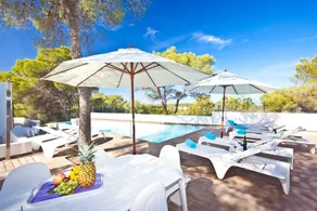 Villa with garden, private pool & BBQ - Image 4