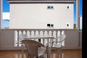 Apartment with garden & pool - Image 3