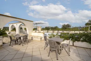 Flat with pool & garden - Image 3