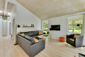 Holiday home with jacuzzi, terrace & sauna - Image 4