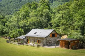 Gîte l'Authentik – Mountain View, Private Terrace, Air Conditioning - Image 2