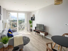 Central Croydon Stunning apartment - Image 3