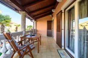 Pleasant flat with garden - Image 2