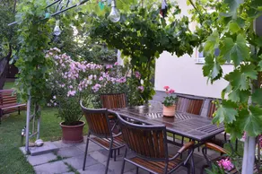 Flat with barbecue, terrace & garden - Image 3