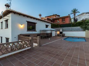 Agréable villa entièrement équipée avec piscine privée, terrasse et barbecue | Vue montagne - Image 5