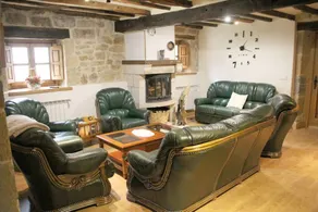 Holiday home with jacuzzi, garden & barbeque | Garden view - Image 4