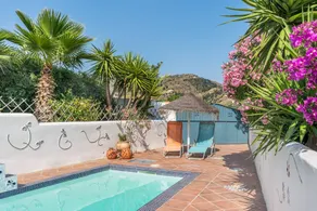 Ferienhaus mit Terrasse und privatem Pool | Stadtblick - Image 2