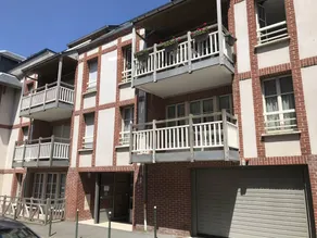 Flat with terrace & garden - Image 2