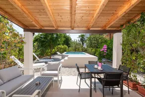 Child-friendly house with pool - Image 5