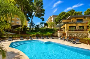 Piscina privada entre pinos mediterráneos - Image 2