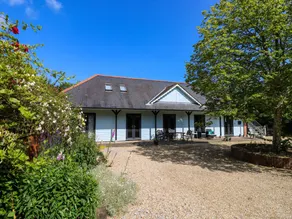 Cottage with garden - Image 2