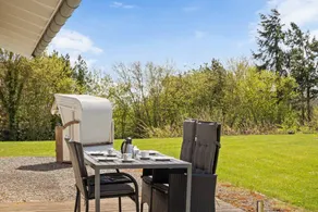 Holiday home with hot tub, garden & barbeque | Sea view - Image 5