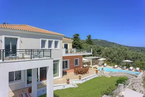 Fully equipped villa with garden, terrace & private pool - Image 2
