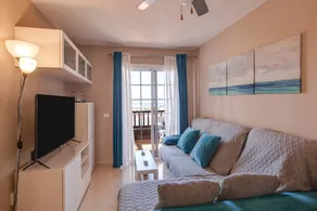Appartement de vacances avec piscine et internet haut débit | Vue montagne | À côté de la plage - Image 4