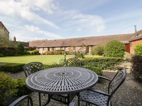 Family-friendly cottage with barbeque & garden - Image 2