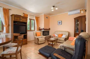 Family-friendly villa with BBQ, garden & private pool - Image 5
