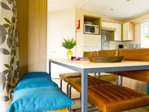 Lodge with heated pool - Image 5