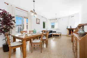Flat with terrace, garden & private pool - Image 5