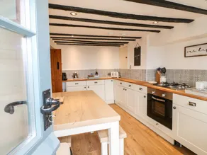 Family-friendly cottage with garden - Image 3