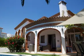 Villa avec piscine privée, terrasse et jardin - Image 2