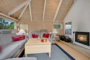 Children-friendly house with pool - Image 5